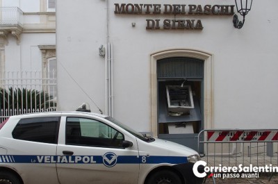 Tentano di sradicare Bancomat, ma l'allarme li costringe alla fuga - Corriere Salentino