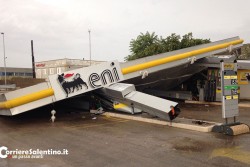 Maltempo, pioggia e danni: crolla tettoia di area servizio, alberi sradicati ed allagamenti in tutto il Salento - Corriere Salentino