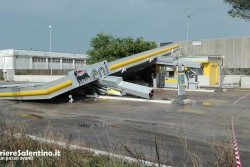 Maltempo, pioggia e danni: crolla tettoia di area servizio, alberi sradicati ed allagamenti in tutto il Salento - Corriere Salentino