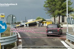 Maltempo, pioggia e danni: crolla tettoia di area servizio, alberi sradicati ed allagamenti in tutto il Salento - Corriere Salentino