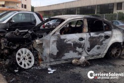 Misterioso incendio in periferia: le fiamme distruggono la Bmw di un agente immobiliare - Corriere Salentino