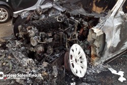 Misterioso incendio in periferia: le fiamme distruggono la Bmw di un agente immobiliare - Corriere Salentino