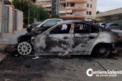 Misterioso incendio in periferia: le fiamme distruggono la Bmw di un agente immobiliare - Corriere Salentino