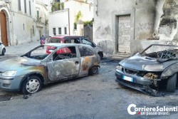 Incendiano materasso e scatenano l'inferno nel centro storico: tre auto divorate dalle fiamme - Corriere Salentino