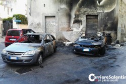 Incendiano materasso e scatenano l'inferno nel centro storico: tre auto divorate dalle fiamme - Corriere Salentino