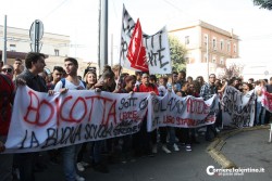 Alunni in strada per chiedere più servizi e democrazia - Corriere Salentino