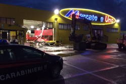 Nuovo assalto al "Mercatone Uno": sradicano cassaforte ma fuggono a mani vuote: ingenti i danni - Corriere Salentino