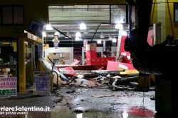 Nuovo assalto al "Mercatone Uno": sradicano cassaforte ma fuggono a mani vuote: ingenti i danni - Corriere Salentino