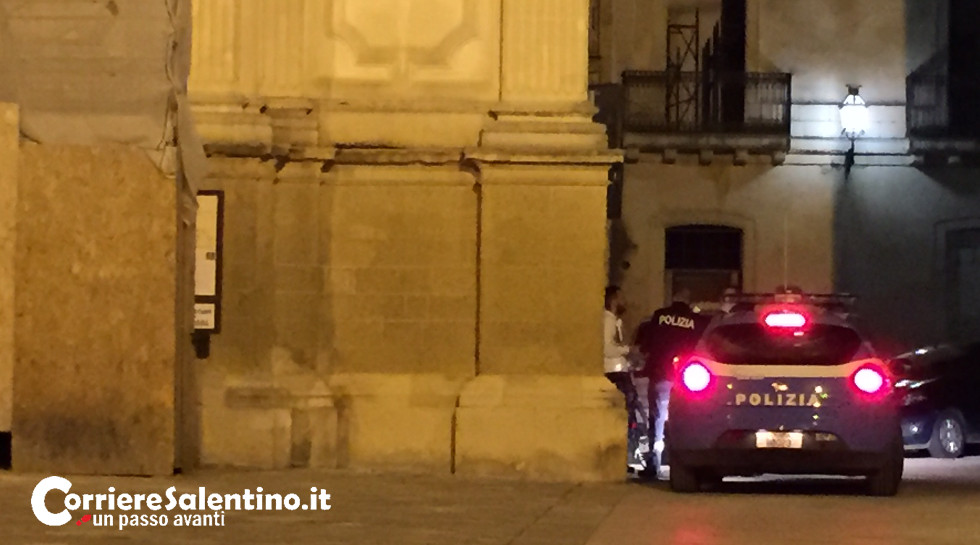 A spasso in centro con “Maria”, tenta di fuggire agli agenti: denunciato un 23enne