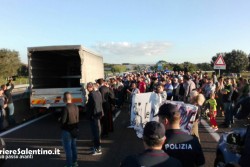 Xylella: manifestanti bloccano superstrada Brindisi-Lecce - Corriere Salentino