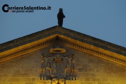 Sale sul tetto della Cattedrale e minaccia di buttarsi: 60enne salvato dopo ore di forte tensione - Corriere Salentino