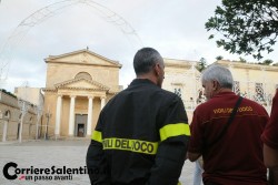 Sale sul tetto della Cattedrale e minaccia di buttarsi: 60enne salvato dopo ore di forte tensione - Corriere Salentino