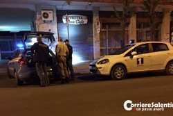 Piazzano ordigno davanti al bar, poi sfrecciano contromano davanti al vigilante - Corriere Salentino