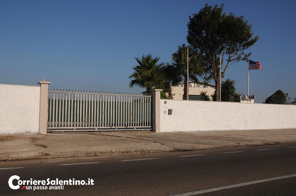 Incendio doloso nella notte, alle fiamme due auto di una concessionaria: indagano i carabinieri