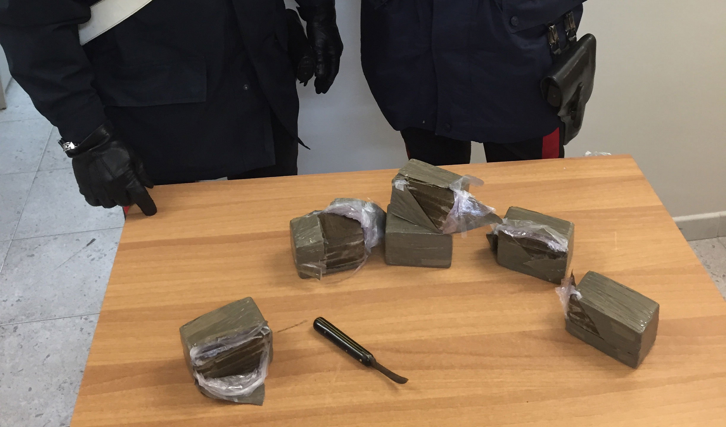 Bloccati in auto con 3 chili di droga, in manette in due