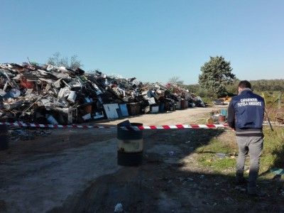 Discarica a cielo aperto nella rivendita di auto usate, tra i rifiuti di tutto e di più - Corriere Salentino
