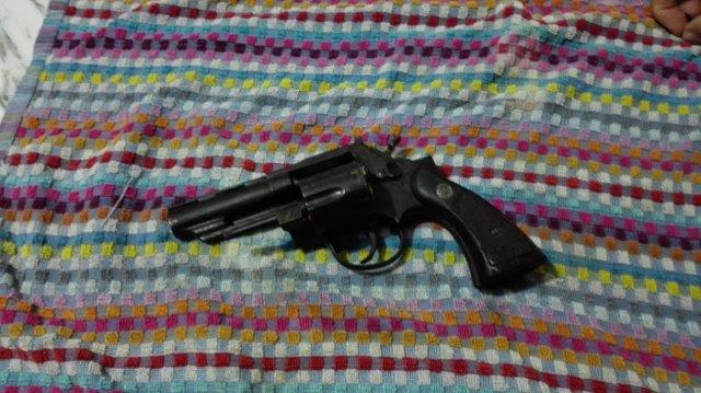 Revolver con matricola abrasa nascosto in casa sotto gli stracci, arrestato