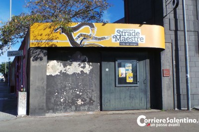 Bomba carta nella notte contro i cantieri Koreja, in frantumi la finestra della biblioteca: si indaga - Corriere Salentino