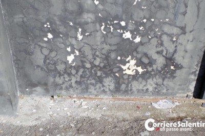 Bomba carta nella notte contro i cantieri Koreja, in frantumi la finestra della biblioteca: si indaga - Corriere Salentino