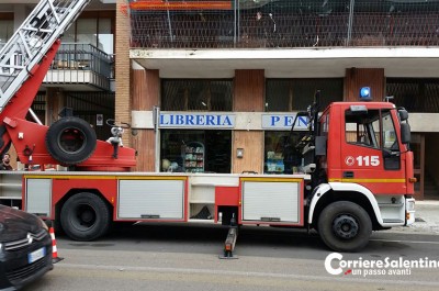 Panico sul viale del centro di Lecce, cadono calcinacci dal settimo piano - Corriere Salentino
