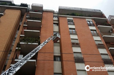 Panico sul viale del centro di Lecce, cadono calcinacci dal settimo piano - Corriere Salentino
