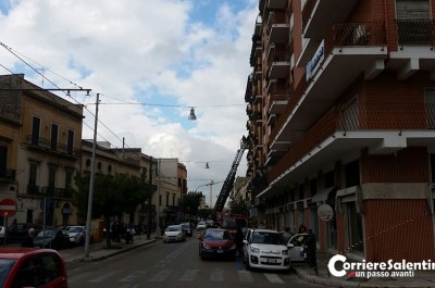 Panico sul viale del centro di Lecce, cadono calcinacci dal settimo piano - Corriere Salentino