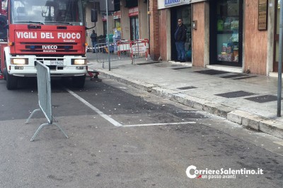 Panico sul viale del centro di Lecce, cadono calcinacci dal settimo piano - Corriere Salentino