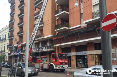 Panico sul viale del centro di Lecce, cadono calcinacci dal settimo piano - Corriere Salentino