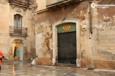 Raid nella "movida" leccese, alle fiamme ingresso ed ombrelloni del "Doppiozero" - Corriere Salentino