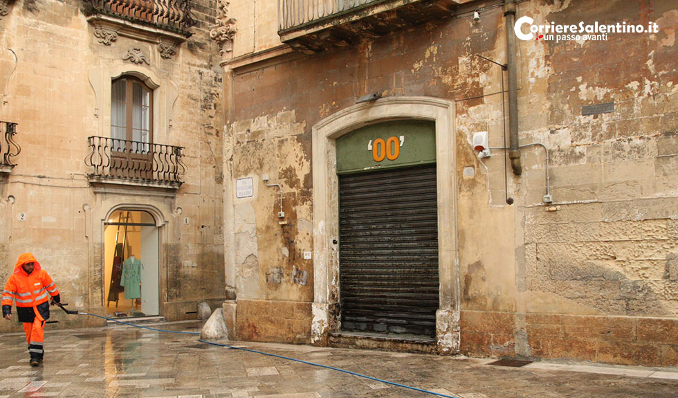 Raid nella “movida” leccese, alle fiamme ingresso ed ombrelloni del “Doppiozero”