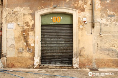 Raid nella "movida" leccese, alle fiamme ingresso ed ombrelloni del "Doppiozero" - Corriere Salentino