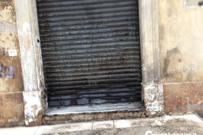 Raid nella "movida" leccese, alle fiamme ingresso ed ombrelloni del "Doppiozero" - Corriere Salentino