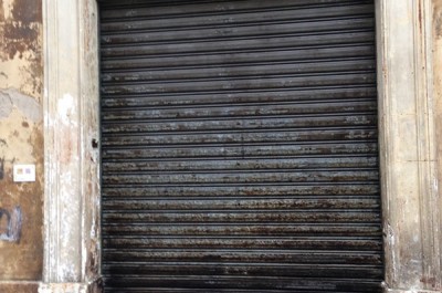 Raid nella "movida" leccese, alle fiamme ingresso ed ombrelloni del "Doppiozero" - Corriere Salentino