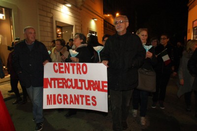 Musulmani e cristiani uniti nelle strade di Lecce per dire no al terrorismo - Corriere Salentino