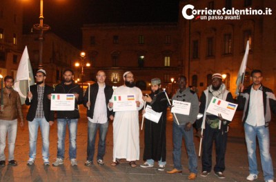 Musulmani e cristiani uniti nelle strade di Lecce per dire no al terrorismo - Corriere Salentino
