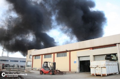 Incendio in un deposito della zona industriale, in cielo si alza una colonna di fumo tossico - Corriere Salentino