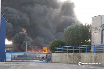 Incendio in un deposito della zona industriale, in cielo si alza una colonna di fumo tossico - Corriere Salentino