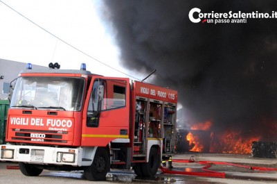 Incendio in un deposito della zona industriale, in cielo si alza una colonna di fumo tossico - Corriere Salentino