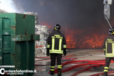 Incendio in un deposito della zona industriale, in cielo si alza una colonna di fumo tossico - Corriere Salentino