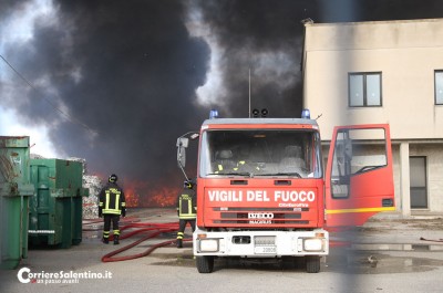 Incendio in un deposito della zona industriale, in cielo si alza una colonna di fumo tossico - Corriere Salentino