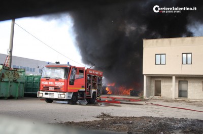 Incendio in un deposito della zona industriale, in cielo si alza una colonna di fumo tossico - Corriere Salentino