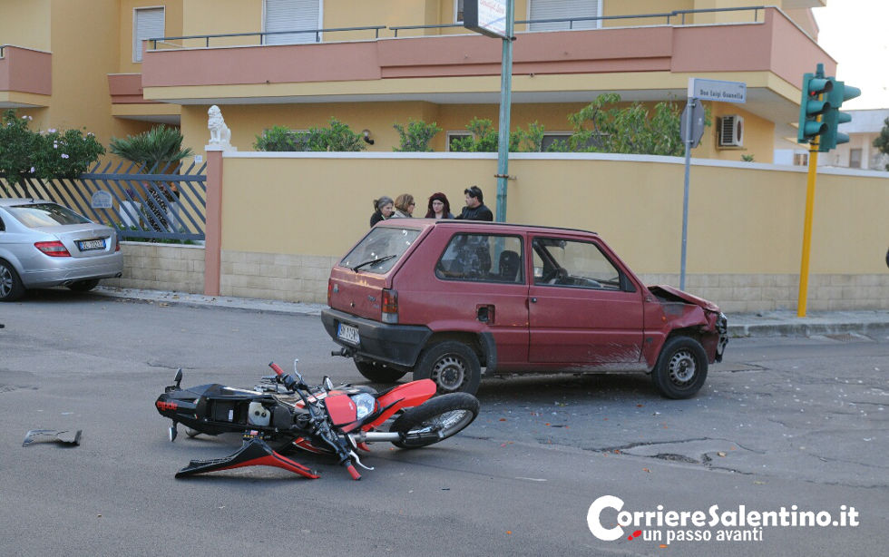 Schianto violento all’incrocio, giovane in ospedale e disagi alla viabilità