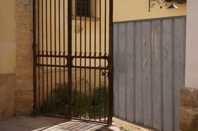 Ragazzo disabile legato ad un cancello e costretto a fumare uno spinello: arrestati due bulli - Corriere Salentino