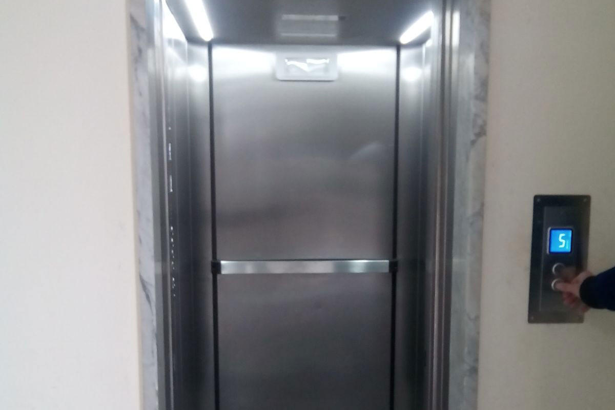 Situazione “grottesca”: ascensori di nuovo in funzione in Tribunale ma uno dei mezzi si blocca nuovamente