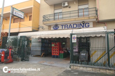 Ladro solitario nel market di stranieri, in fuga con oltre duemila euro in contanti e bottiglie di champagne - Corriere Salentino