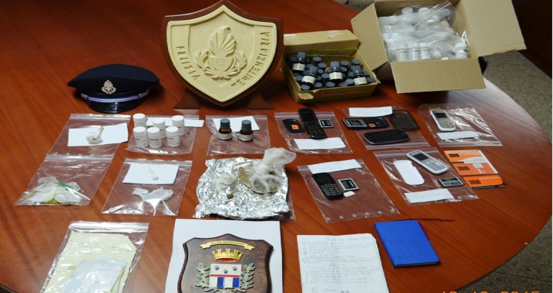 Fugge all’alt e si barrica in casa, viene trovato con cocaina, hashish e marijuana