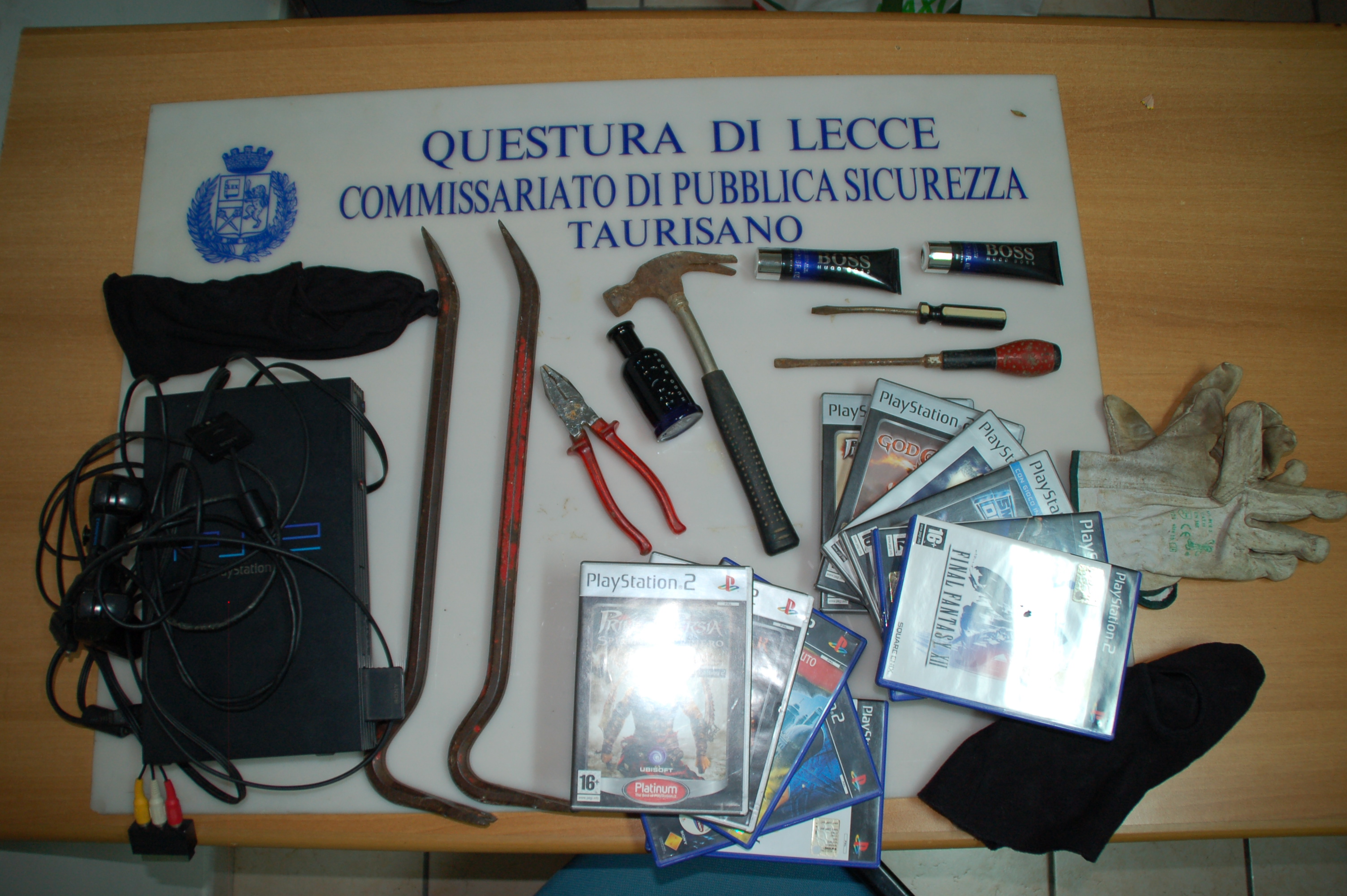 Sorpresi durante un furto, tentano di nascondersi alla vista degli agenti: nei guai padre e figlio