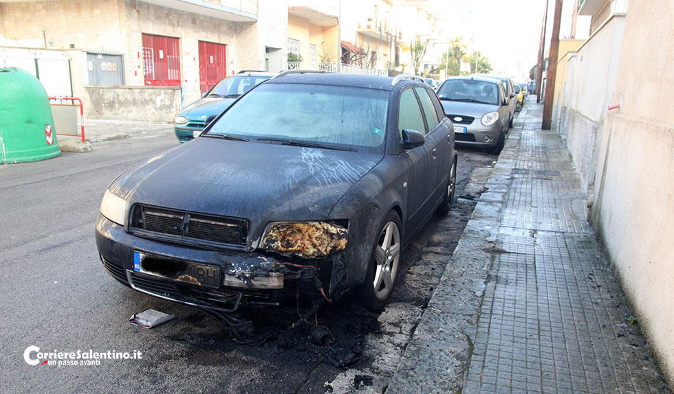 Audi alle fiamme, rinvenuta una tanica da cinque litri di benzina
