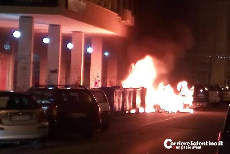 Vandali in azione in centro: alle fiamme auto e cassonetto