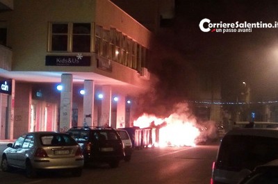 Vandali in azione in centro: alle fiamme auto e cassonetto - Corriere Salentino